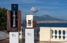 La Copa América para el ganador y la Copa Louis Vuitton para el finalista posan 