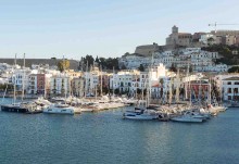 Casi un centenar de barcos amarran en la Dársena de Ponent, con sus pantalanes e