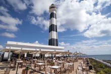 La terraza del Far d'Artruch, en el SW de Menorca, ofrece unas bonitas vistas de