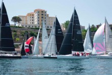 Espectacular salida de la flota del Trofeo Port de Mahón dentro del puerto de la