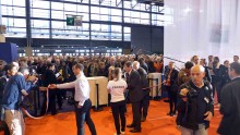 Los aficionados se agolpan a la entrada del pabellón principal de la Porte de Ve