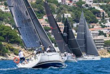 Una flota de 17 barcos compitió en esta Clásica del calendario catalán entre El 