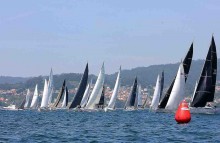 Medio centenar de barcos en la salida del Trofeo Verde del MRCY de Baiona. (foto