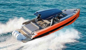 La versión Sport de la Fjord 490 alcanza los 45 nudos con tres fueraborda de 600CV unitarios. La versión Sport de la Fjord 490 alcanza los 45 nudos con tres fueraborda de 600