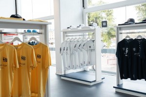 Mar Abierto En la zona gratuita, hay también la inexcusable tienda de artículos 