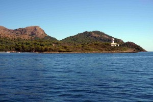 Mar Abierto La pequeña isla de Aucanada y su faro conforman la bahía de Alcudia 