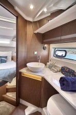 Mar Abierto El camarote del armador dispone de una completa cabina de baño añexa