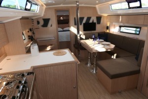 Mar Abierto Bavaria C-42. El volumen interior es magnífico y la carpintería de b