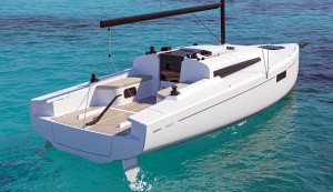 La deportividad del nuevo 30 pies de Beneteau no excluye detalles de crucero como el faldón de popa abatible o los cojines y respaldos en los bancos de la bañera. La deportividad del nuevo 30 pies de Beneteau no excluye detalles de crucero com