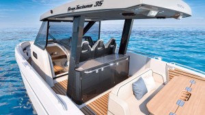 El GT35 ofrece comedor exterior en proa y popa, dando al barco un estilo de Day 