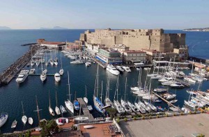 El pequeño puerto en el Castell del'Ovo, con la isla de Capri al fondo, es una d