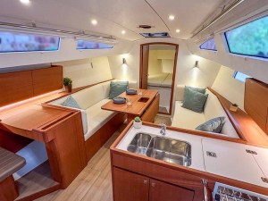 Silueta e interiores puestos al día para un velero que combina como pocos la calidad de construcción, la comodidad interior y las mejores prestaciones en regata. Silueta e interiores puestos al día para un velero que combina como pocos la cal
