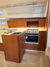 Detalle de la cocina del J/36, con una distribución en "L" que se antoja especialmente ergonómica tanto en navegación como en puerto o fondeo. Detalle de la cocina del J/36, con una distribución en "L" que se antoja especia