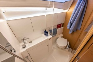 La cabina de baño estándar es muy completa de tamaño y tiene una altura de techo de casi 1,90 m. La cabina de baño estándar es mu completa de tamaño y tiene una altura de techo