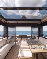 El D60 innova incorporando en sus 18 m. varios conceptos heredados de las motoras daysailer, como los espacios y techos abiertos, los solarios en proa y popa o la motorización fueraborda. El D60 innova incorporando en sus 18 m. varios conceptos heredados de las motora
