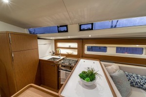 La cocina en "G" se hace muy práctica tanto en puerto como en navegación. Mar Abierto - La cocina en "G" se hace muy práctica tanto en puerto como en nave