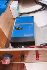 Mar Abierto Un potente cargador/convertidor Victron ocupando el cofre bajo la li