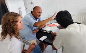 Dorena Reconschevitz y el multicampeón olímpico y del mundo Jesper Bank atendien