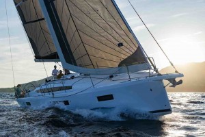 Una fina entrada de aguas para suavizar el paso por la ola en un velero familiar de muy buenas prestaciones. Una fina entrada de aguas para suavizar el paso por la ola en un velero familiar