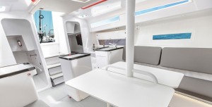 Interiores sobrios y funcionales en este velero  de carácter eminentemente depor