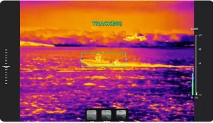 La imagen térmica utiliza información de la cámara de visión nocturna y mediante IA mejora las siluetas de los bancos. La imagen térmica utiliza información de la cámara de visión nocturna y mediante