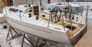 El casco, heradado del J/112e, llega avalado por un impresionante palmarés de regatas internacionales bajo todas las fórmulas de medición. El casco, heradado del J/112e, llega avalado por un impresionante palmarés de re