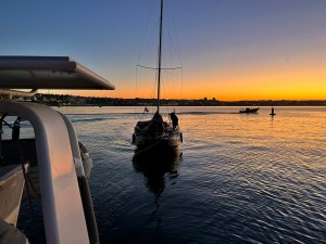 Uno de los participantes en la Mini Transat la Boulangere remolcada en la entrad