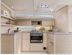 Mar Abierto Oceanis 40.1. La cocina a lo largo del salón tiene una ligera forma 