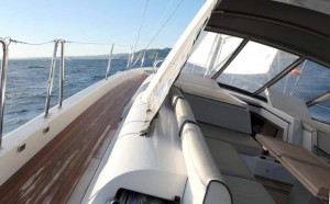 Los anchos pasillos laterales aportan un plus de comodidad y seguridad a la circulación por cubierta. con el barco en puerto o navegando. Mar Abierto Los pasillos laterales aportan un plus de comodidad y seguridad a la