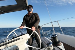 El timonel dispone de un suelo ajustable en inclinación y puede llevar el barco de pie o sentado, ya sea mirando a proa o sentado en el lateral. Mar Abierto - El timonel dispone de un suelo ajustable en inclinación y puede ll