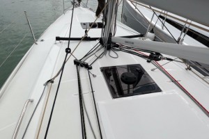 Mar Abierto De serie, el OC 34.1 viene con foque autovirante. Entre el barber de