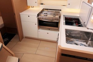 La cantidad de piezas que conforman el suelo es exagerada, seguramente en una búsqueda del máximo aprovechamiento de cada panel base. Sólo a los pies de la cocina hay cuatro y -al margen de consideraciones estéticas- cada pieza es una posible fuente de ruidos y descuadres. La cantidad de piezas que conforman el suelo es exagerada, seguramente en una bú