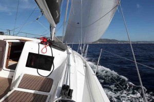 La versión Performance propone -entre otros- la mayor de 46,7 m2 y un génova de 38,6 m2, además de la jarcia fija en Dyform y las drizas y escotas de Dyneema. La versión Performance propone -entre otros- la mayor de 46,7 m2 y un génova de