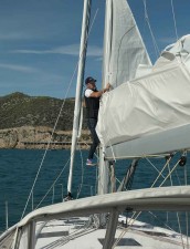 Con la mayor tradicional, el pinzote de la botavara queda a casi 1,70 m. de altu
