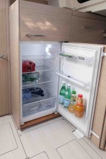 La enorme nevera de pie es todo un lujo en un 52 pies, y se puede complementar c
