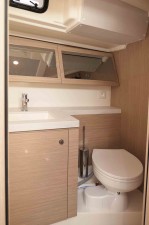 El camarote de proa tiene la cabina de baño repartida en dos estancias. Una con 