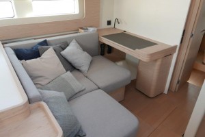 La mesa de cartas se complementa con una 'chaise-longue' para siestas o guardias nocturnas. Mar Abierto - La mesa de cartas se complementa con una 'chaise-longue' para sies