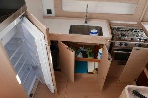 En la foto anterior de la cocina se ve como el tercer aseo en popa 'araña' unos centímetros a la encimera junto el fregadero. El todo caso, la capacidad de estiba y los posibles volúmenes de frío son sobrados. Mar Abierto - En la foto anterior de la cocina se ve como el tercer aseo en popa
