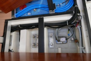 Buena parte de los depósitos quedan bajo las panas del salón, apoyadas -como en el First 53- sobre un enjaretado de aluminio, más ligero que los habituales contramoldes utilizados por Beneteau. Mar Abierto - Buena parte de los depósitos quedan bajo las panas del salón, apoy