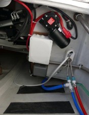 Los cofres de popa dan acceso a distintos controles del timón, el piloto, el circuito de agua y la gestión de la plataforma de baño. Mar Abierto - Los cofres de popa dan acceso a distintos controles del timón, el