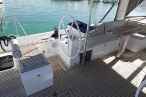El pasillo lateral arranca en la bañera sin apenas desniveles y es una ubicación alternativa para gestionar la maniobra de winches y mordedores. Mar Abierto - El pasillo lateral arranca en la bañera sin apenas desniveles y es