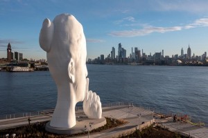 Una escultura atractiva e inusual con vistas al sky-line de Manhattan. Mar Abierto - Una escultura atractiva e inusual con vistas al sky-line de Manhat