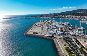 Vista del puerto de Palma desde la posición de la catedral. En primer plano el muelle Comercial y al fondo el dique oeste. Mar Abierto Vista del puerto de Palma desde la posición de la catedral. En prime
