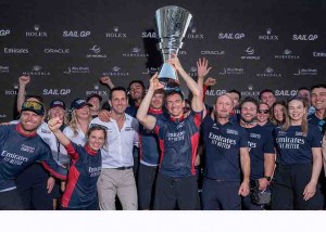 El equipo británico y su tripulación, con Dylan Fletcher alzando la copa junto a