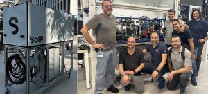 El primer prototipo de la pila de hidrógeno de Solé Asdance ya está completado. En la foto de la izquierda, Attila Husar, Director del H2 UPC Lab, junto al equipo de ingeniería de Solé, liderado por Víctor Miravet. El primer prototipo de la pila de hidrógeno de Solé Asdance ya está completado.
