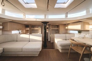 El techo sobreelevado de la cabina provee de luz natural al interior, al tiempo 