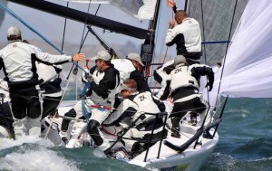 La ropa náutica técnica de Zhik ofrece gamas para regatistas de vela ligera o crucero costero y oceánico. Mar Abierto La ropa náutica técnica de Zhik ofrece gamas para regatistas de vela