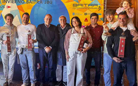 La tripulaciópn del 'Marias' con su trofeo de vencedores de la Liga de Invierno 