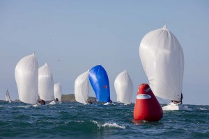 La flota de J/80 llegando a la baliza de sotavento en la Liga Baitra del MRCY. (