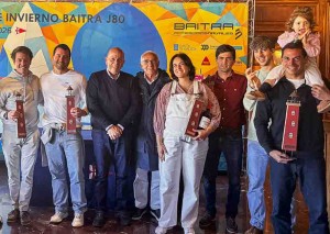 La tripulaciópn del 'Marias' con su trofeo de vencedores de la Liga de Invierno 